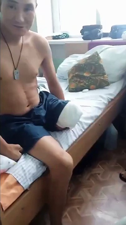 جندي روسي يبتر ساقه لينجو من الموت