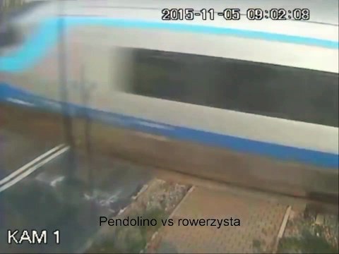 Ciclista polacco investe un treno in corsa e sopravvive - poland cyclist hits moving train and survives