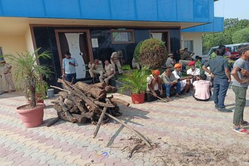 सुरक्षाकर्मी की मौत पर मुआवजे की मांग को लेकर टोल प्लाजा कार्यालय पर शव के साथ बैठे ग्रामीण
