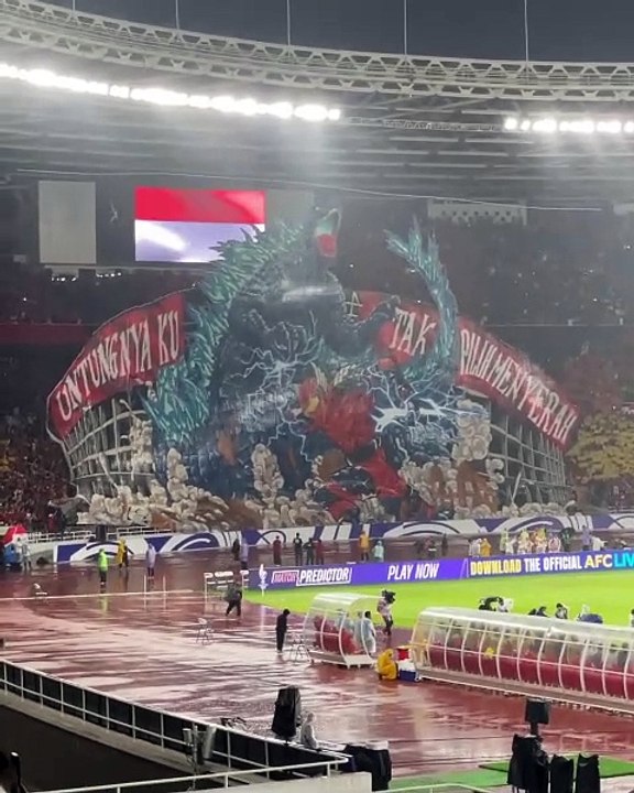 Momen Suporter Timnas Pamerkan Koreo Formasi Gundala vs Godzilla Saat ...