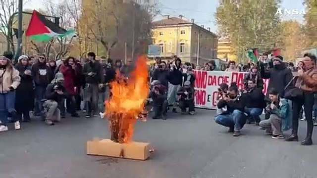 Torino, corteo studenti 'No Meloni Day': scontri con le forze dell'ordine