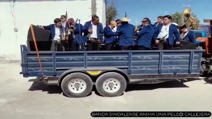 Video: ¡Con estilo! Una banda amenizó una pelea callejera al ritmo de “Rocky”