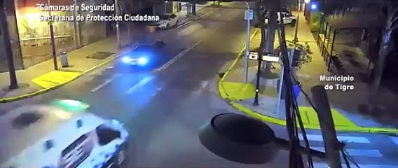 Motociclista salió volando, dio dos vueltas en el aire tras chocar con un vehículo y sobrevivió al impacto 