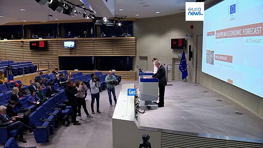 Video Previsto un crollo dell'inflazione nell'Ue ma Bruxelles trema per l'incombente guerra commerciale