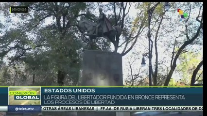 Alzan la estatua del Libertador Simón Bolívar en el Central Park