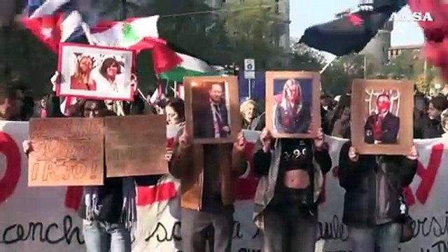 Milano, studenti sfilano con la foto di Meloni imbrattata