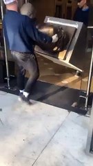 Así retiraban el busto de Néstor Kirchner de las oficinas de la ANSES