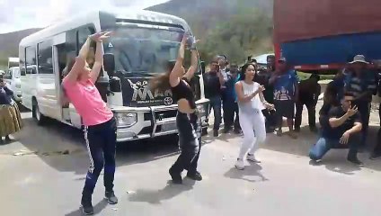 Lindas chiquillas bailan en un punto de bloqueo