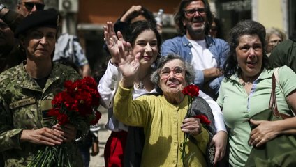 Morre a 'Dama dos Cravos', símbolo da revolução que encerrou ditadura em Portugal