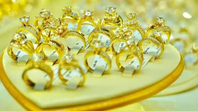 Giá vàng thế giới vẫn giảm, dự báo tiếp tục kéo giá trong nước giảm nhẹ vào đầu tuần sau | VTC Now