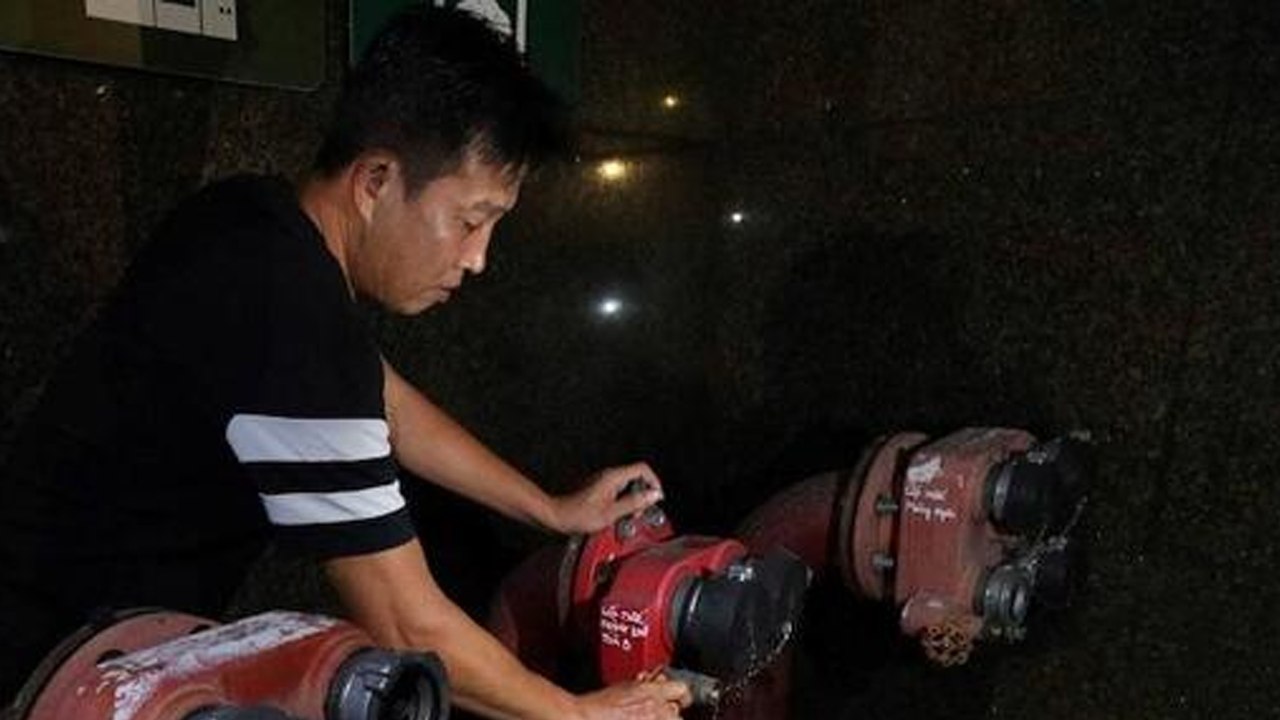 Chủ đầu tư nợ tiền nước, hàng trăm cư dân ở Hà Nội vật vã đi tìm nước sinh hoạt trong đêm | VTC Now