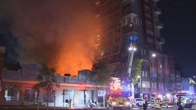 Cháy ngùn ngụt nhà kho trong đêm, hơn 100 người phải sơ tán khẩn ở Melbourne, Australia | VTC Now