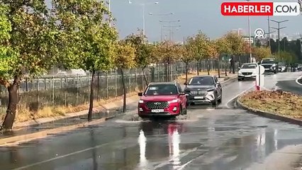 İzmir'de Kuvvetli Sağanak: Sokaklar Suyla Kaplandı, Ulaşım Aksamaları Yaşandı