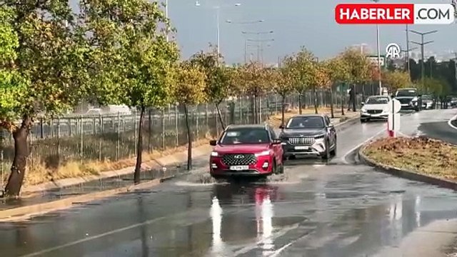 İzmir'de Kuvvetli Sağanak: Sokaklar Suyla Kaplandı, Ulaşım Aksamaları Yaşandı