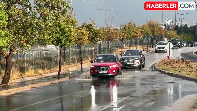 İzmir'de Kuvvetli Sağanak: Sokaklar Suyla Kaplandı, Ulaşım Aksamaları Yaşandı