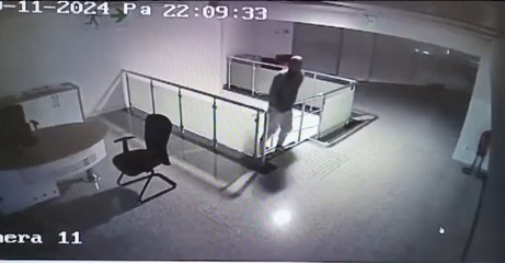 Banka şubesine hırsızlık için girip para bulamayınca kaçan şüpheli kamerada