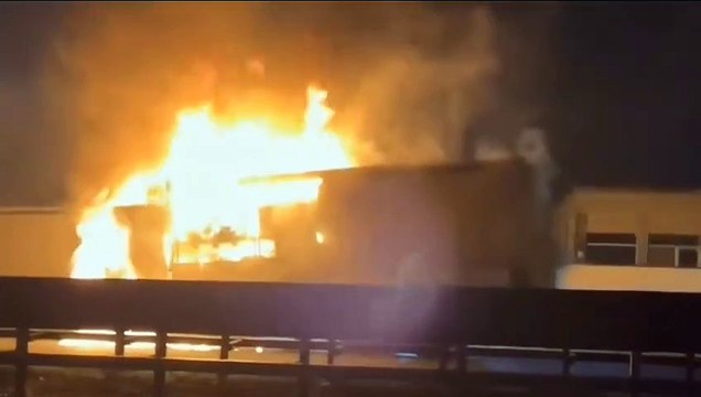 Costa, camion in fiamme sulla Statale 36: chiusa la Milano - Lecco