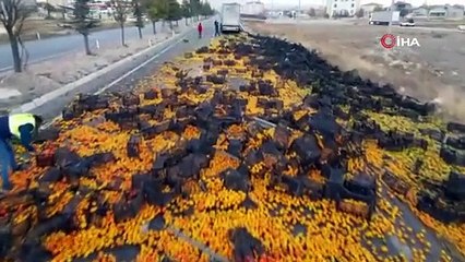 TIR'ın dorsesi açıldı, otoyol turuncuya boyandı, yol kapatıldı