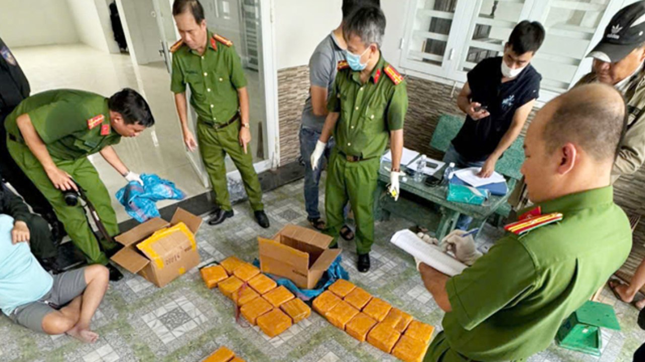 Hơn 100 cảnh sát vây bắt "trùm ma túy" có thủ súng trong người, thu giữ 58 kg "hàng trắng" | VTC Now