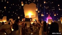 Le lanterne accendono il cielo della Thailandia per la festa di Yi Peng