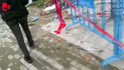 Boşaltılan binanın balkonu çöktü