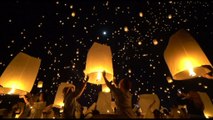 Le lanterne accendono il cielo della Thailandia per la festa di Yi Peng