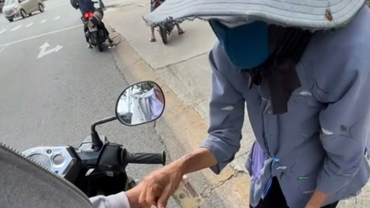 Cụ bà ăn xin ở Bình Dương có hành động bất ngờ khi được chàng trai vét hết tiền để giúp đỡ | VTC Now