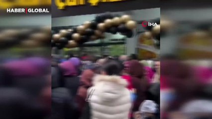 İzmir'de mağaza açılışında izdiham, birbirlerini böyle ezdiler