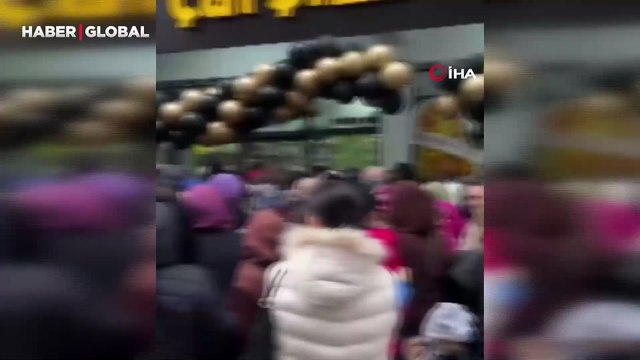 İzmir'de mağaza açılışında izdiham, birbirlerini böyle ezdiler