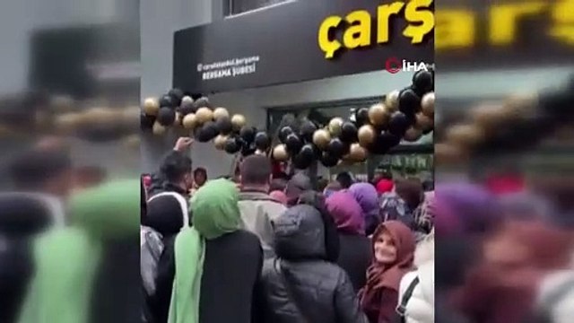 Kapı açılınca olanlar oldu! Mağazada metrobüs kuyruğu gibi izdiham
