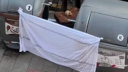 Momento en el que el médico forense y la Policía Nacional analizan el cráneo artificial hallado en la calle Tabladilla de Sevilla