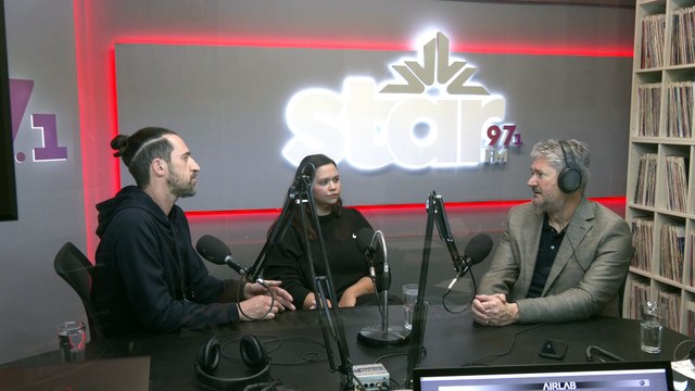 O Προπονητής γυναικείας ομάδας πόλο ΝΕΛ, Κώστας Καλοπήτας και η αθλήτρια ΝΕΛ, Ελίνα Κωστοπούλου, στον STARFM