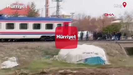 Muş’ta yolcu treni, hemzemin geçitte kamyonete çarptı: 1 kişi hayatını kaybetti