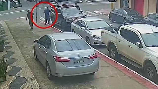 Detento sai de viatura sem algemas e almoça com policiais; entenda