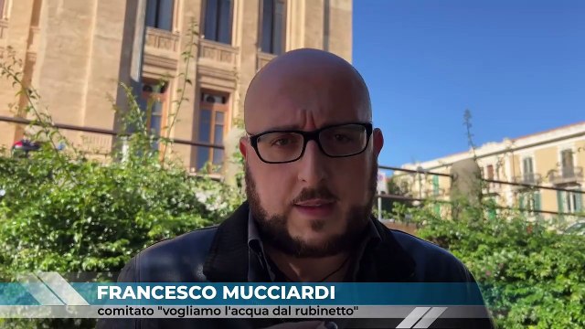 Vogliamo l'acqua dal rubinetto : il comitato in sit-in al Comune