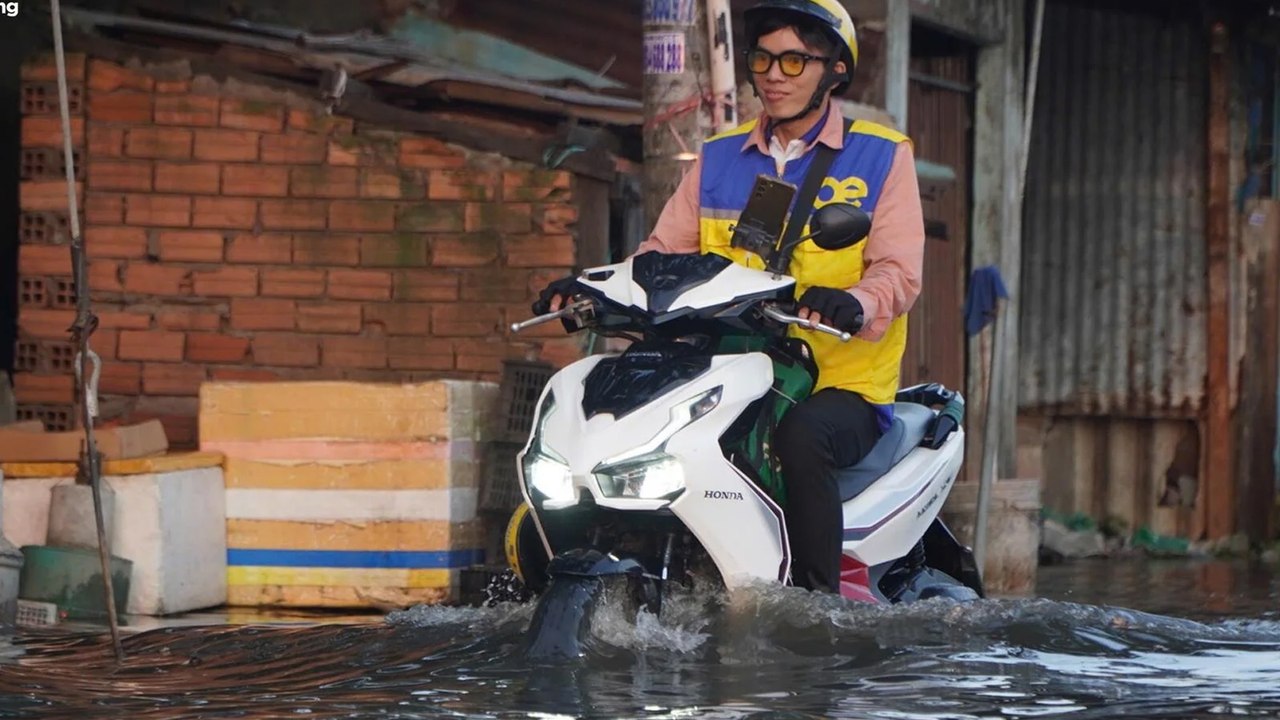 Triều cường lại lên đỉnh, người dân TPHCM vật lộn, khổ sở trong biển nước giờ tan tầm | VTC Now