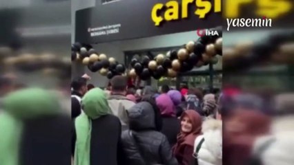 Mağaza açılışı izdihama sebep oldu! Kapı açılınca ortalık böyle karıştı