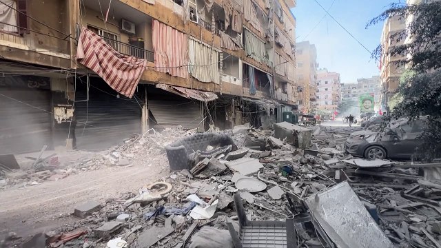 جرافة ترفع الركام بعد غارة إسرائيلية على الضاحية الجنوبية لبيروت