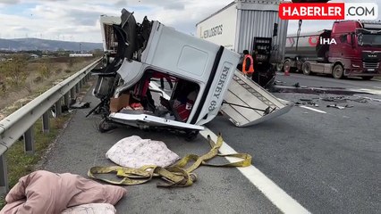 Kuzey Marmara Otoyolu'nda Park Halindeki Tıra Çarpan Tır Büyük Hasar Verdi