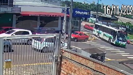 Câmera registra acidente entre ônibus e carro no Periolo