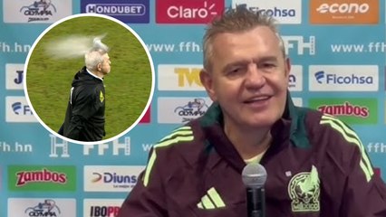 Javier Aguirre y el momento exacto en el que es golpeado con una lata en la victoria de Honduras vs. México