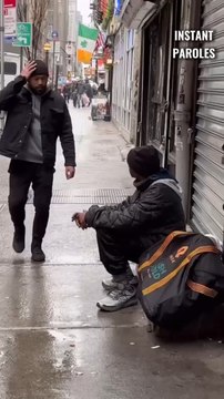 Cet homme sans-abri donne de l’argent à un passant pour aller à l’aéroport puis reçoit 500 dollars