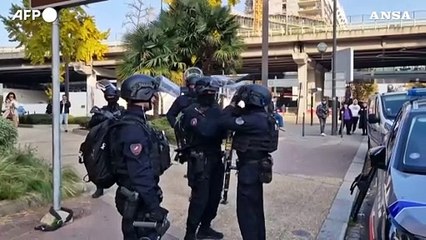 Parigi, ristoratore si barrica nel locale con i dipendenti
