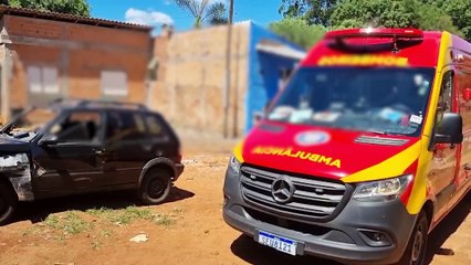 Cacetada! Fiat Uno desgovernado bate em Corcel II e Corsa no Floresta