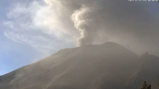 Timelapse del volcán mexicano Popocatépetl expulsando humo y cenizas
