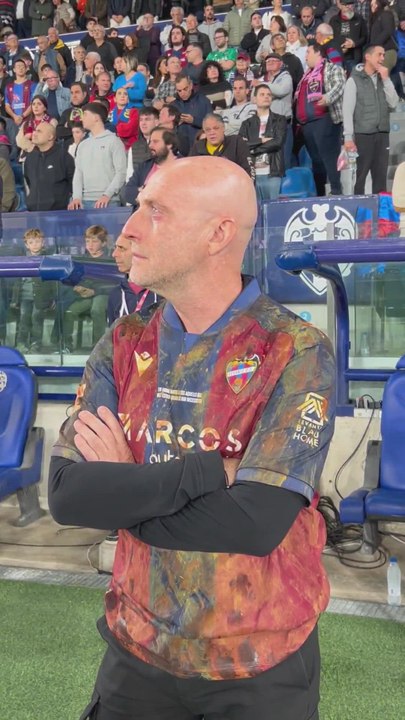 Las lágrimas de Calero, entrenador del Levante, durante el homenaje a las víctimas por la DANA