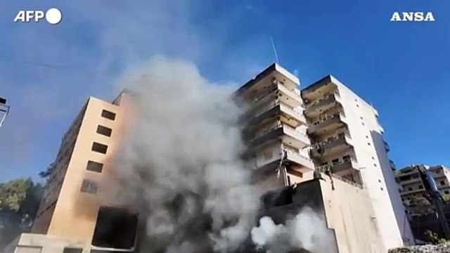Libano, macerie a Nabatieh. Nel raid israeliano morti alcuni paramedici