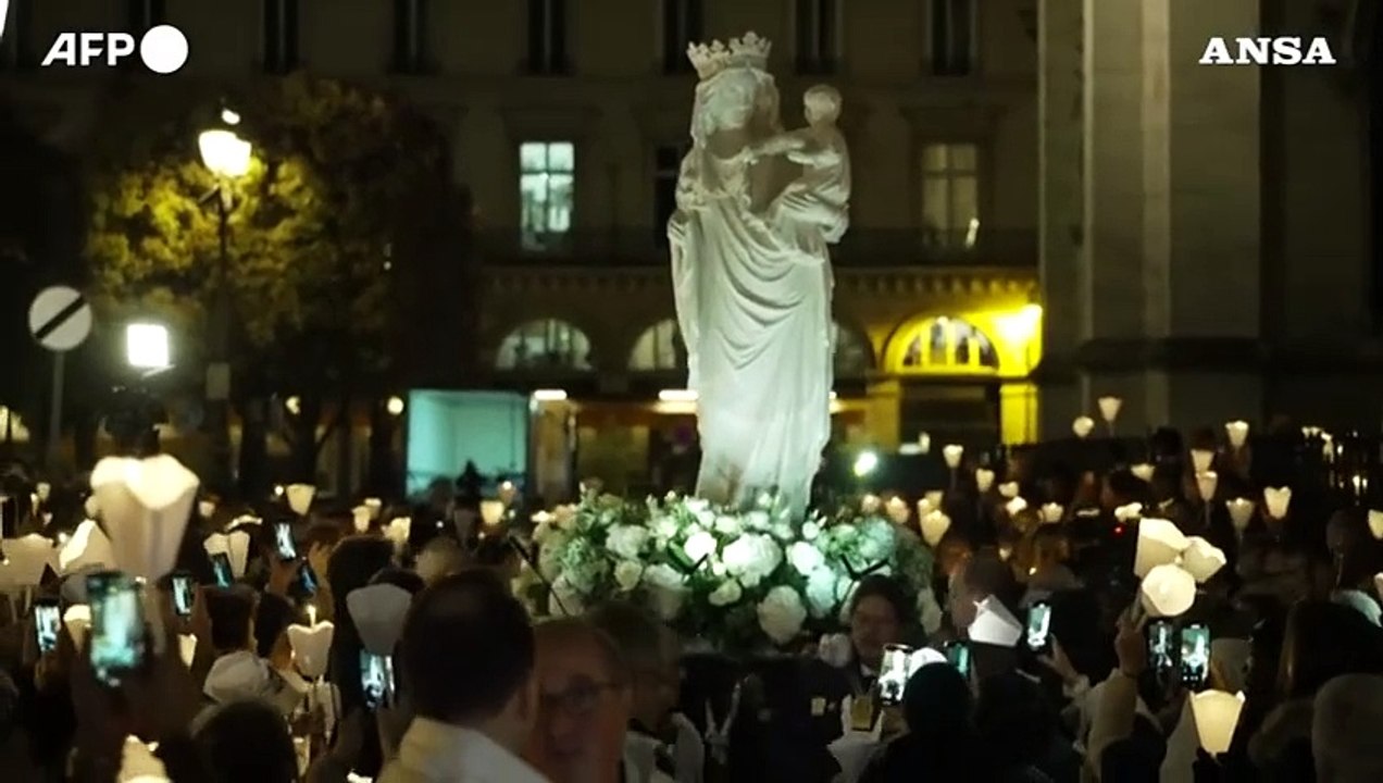 Parigi, la statua della Vergine con Bambino torna a Notre-Dame