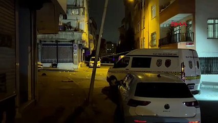 İstanbul-Bağcılar'da korsan gösteri; maskeli grup polis otosuna taşla saldırdı -1