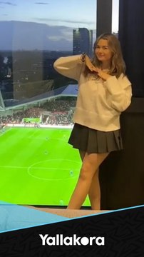 فقط لأن شقتها تطل على ملعب برينتفورد.. فتاة تتلقى طلبات عديدة للزواج 💍👰كيف حصلت عليها!؟